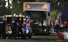 Khủng bố lao xe tải vào đám đông ở Pháp, 77 người chết