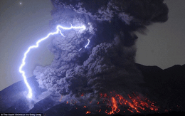 Kì vĩ sét đánh quanh núi lửa ở Nhật Bản