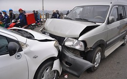 Hà Nội: Ô tô húc nhau nát đầu trên cầu, giao thông tắc nghẽn