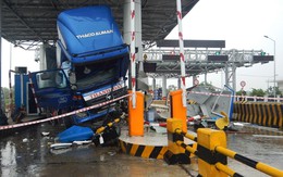 Ôtô đâm nát quầy vé trạm thu phí, nữ nhân viên bị thương