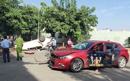 Ôtô lật ngửa ở Sài Gòn sau cú tông của 2 cô gái