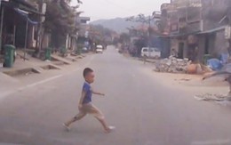 Ôtô tông bé trai băng qua đường ngã lộn nhiều vòng