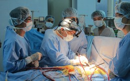 Chuyên gia hàng đầu châu Á mổ trình diễn phẫu thuật tim ít xâm lấn có hỗ trợ nội soi