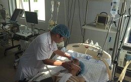 Phẫu thuật "dã chiến" ngay tại cáng cho bệnh nhân bị đâm thấu tim