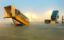 Nhiều bãi đỗ tại Tân Sơn Nhất ngập nửa mét