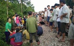 Cha mẹ khóc ngất bên con trai 2 tuổi bị tàu đâm tử vong