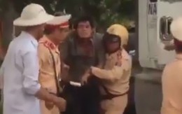 Cô gái phun nước bọt, cắn CSGT ở Sài Gòn