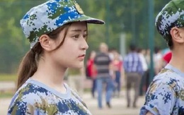 Nữ sinh Trung Quốc da trắng môi hồng trên thao trường quân sự