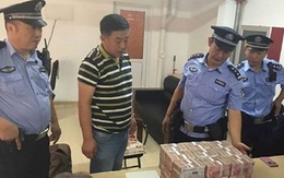 Người dân xếp hàng nhận tiền thưởng 'khủng' dịp Trung Thu