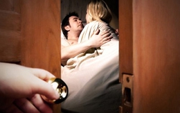 Vợ vừa đi công tác, chồng đã dẫn người tình về "vui vẻ"