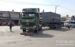 Người phụ nữ la hét cầu cứu dưới gầm xe container