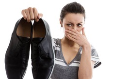 Vợ đòi ly hôn vì không chịu được mùi hôi chân của chồng