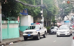 Thiếu nữ bị bạn trai quen qua mạng kề dao vào cổ, cướp xe ngay giữa trung tâm Sài Gòn