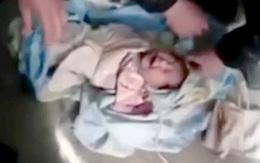 Tiếng khóc xé lòng của bé sơ sinh bị mẹ vứt trong hầm chứa toilet