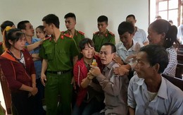 Vợ bị cáo quỳ lạy cảm ơn vì tòa hủy án