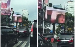 Nhân viên IT phát cảnh nóng lên biển quảng cáo trung tâm Jakarta