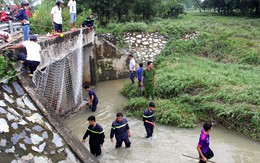 Tìm thấy bé trai bị nước mưa cuốn xuống cống