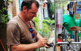 Ông chủ Pháp bán cà phê 15.000 đồng một ly ở Sài Gòn