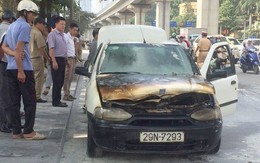 Hà Nội: 2 người thoát khỏi xế hộp bốc cháy trên phố