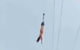 Say sưa nhảy bungee, cô gái trẻ bị bay sạch quần áo mặc trên người