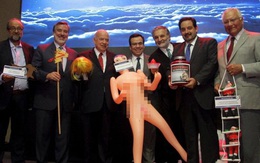 Chile: Dân sôi sục vì bộ trưởng chụp ảnh với búp bê tình dục