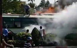 Xe buýt đang chạy bốc cháy ngùn ngụt giữa đường Sài Gòn
