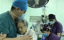 Ôm bệnh nhân 102 tuổi suốt ca phẫu thuật, bác sĩ Trung Quốc gây xúc động mạnh