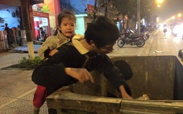 Hình ảnh cha cõng con trên lưng mưu sinh khiến triệu người rơi lệ