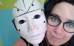 Sợ tiếp xúc da thịt, một phụ nữ muốn kết hôn với robot
