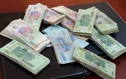 Đi mua tiền giả đánh bạc, bị tấn công cướp tiền thật