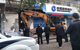 Lái máy xúc đi trộm tiền ngân hàng