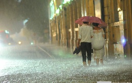 Cặp đôi hoàn cảnh bất chấp mưa bão chụp ảnh cưới trên phố Hà Nội ngập nước