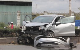 3 người khóc thét trong xế hộp vắt vẻo trên dải phân cách