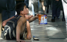 Băng nhóm Trung Quốc đánh què trẻ em và bắt đi ăn xin