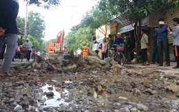 Bức xúc vì đường "nát bét" nhưng không sửa, dân đổ đá chặn ô tô