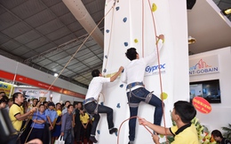 Phan Anh thi tài leo núi nhân tạo cùng khán giả tại Vietbuild Hà Nội