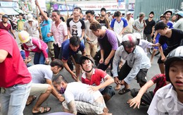 Chủ nhà ném 20 triệu cúng cô hồn, hàng trăm người tranh nhau cướp gây náo loạn đường phố
