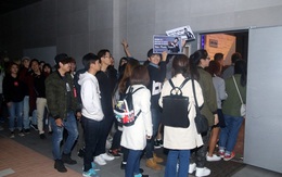 Noo Phước Thịnh bị fan vây kín tại Hàn Quốc