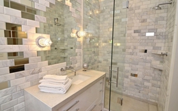 Phòng tắm hiện đại đẹp long lanh nhờ gạch thủy tinh