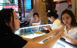 Người mua vàng đang bị ăn gian, móc túi ra sao?