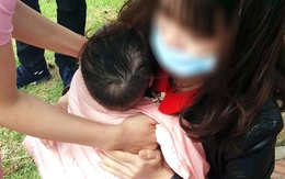 Ông Tây lao xuống hồ Xuân Hương cứu bé trai bị gió thổi bay