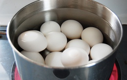 Sai lầm phổ biến khi luộc trứng nhiều người mắc phải