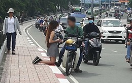 Bức ảnh cô gái quỳ gối bên cạnh chàng trai ở đường phố Sài Gòn gây xôn xao