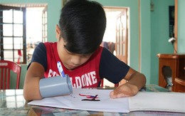 Cậu học trò cụt 2 tay vẽ ước mơ đời mình bằng… ống nhựa