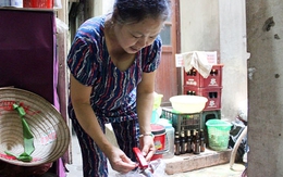 Gặp "lão bà" ở HN dập tắt đám cháy xe máy trong tích tắc