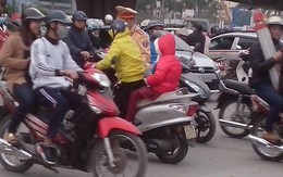 "Cháu ngồi im kẻo ngã đấy!" - CSGT nhắc bé gái trên xe khi thấy người mẹ nhặt cam rơi trên đường