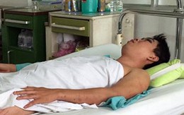 Người cha 2 giờ lấy thân che cho con khi 10 căn nhà đổ sập