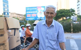 Ông cụ 77 tuổi rong ruổi khắp đường phố xin quần áo cho người nghèo