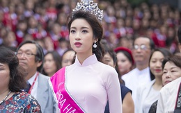 Hoa hậu Đỗ Mỹ Linh tóc xoăn bồng bềnh dự lễ khai giảng với sinh viên Ngoại thương
