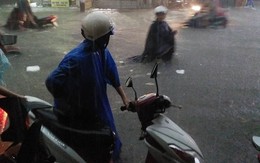 Người mẹ hớt hải lội nước ngập tìm con bị thất lạc trong trận mưa kinh hoàng ở Sài Gòn